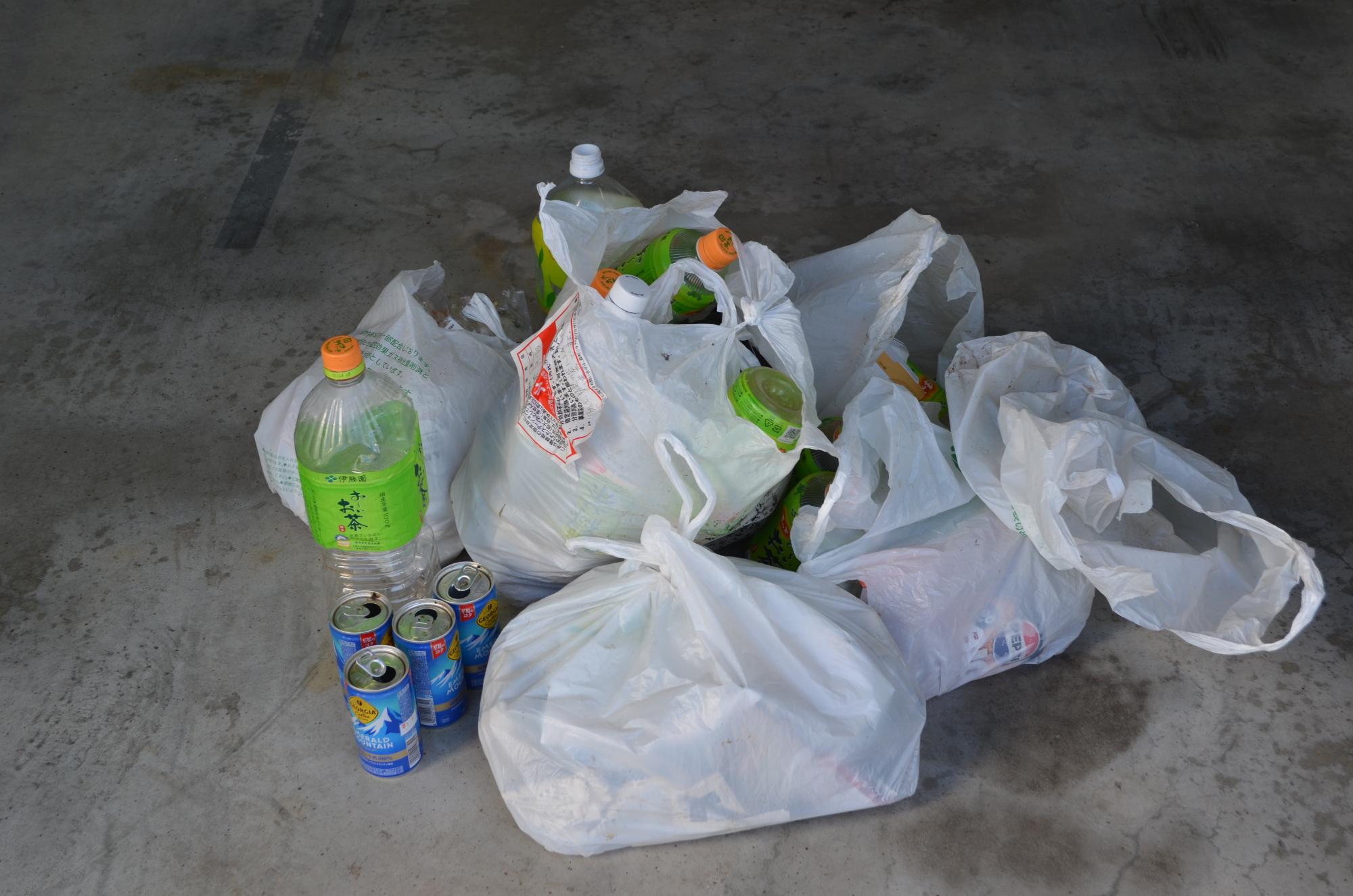 レジ袋に入れられて出されたごみ