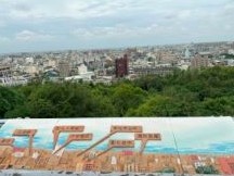 一望できる街並みに主な建物名を記したイラストを合成した写真