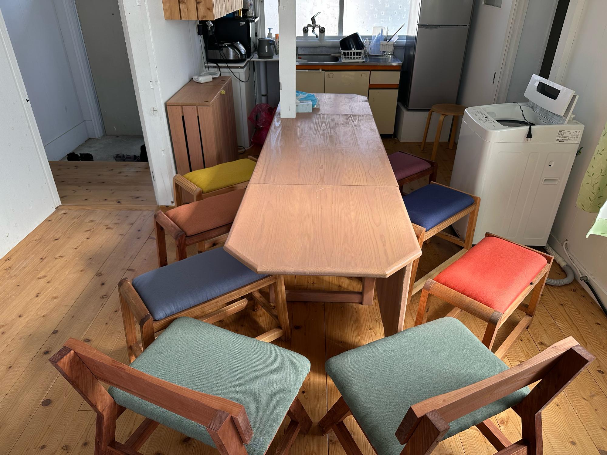 LDK(多目的テーブル・スツール・冷蔵庫・流し台)