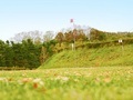 一面が黄緑色の芝生で覆われたパークゴルフ場の写真