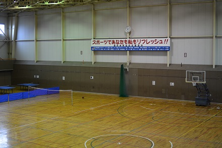 壁に横断幕が貼られた体育館内部の写真