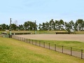 背の低い黒いフェンスに囲まれた野球場の写真