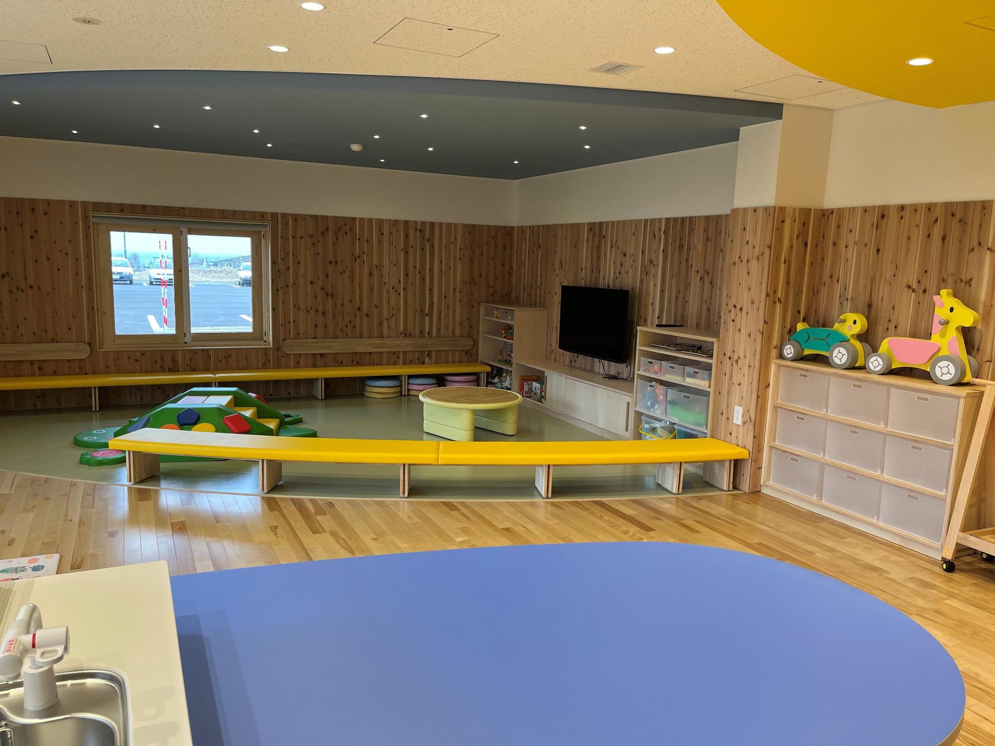 子育て支援室内